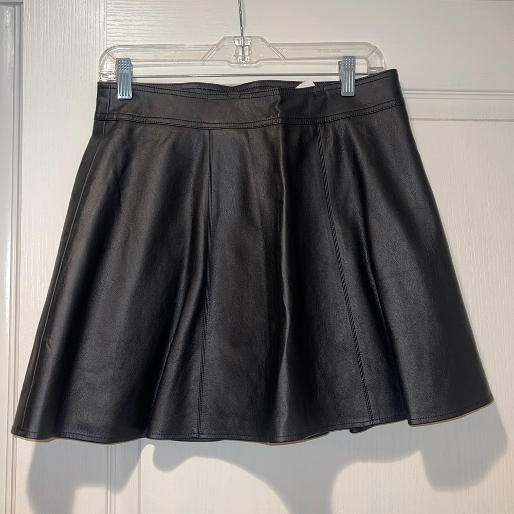sz m. faux leather skirt. justfab.